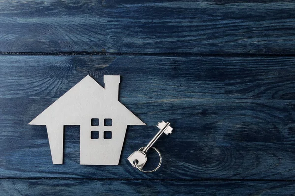 买房的概念 装饰小屋和房子钥匙在蓝色木背景与一个地方为题字 顶视图 — 图库照片