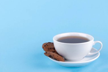 Çikolata bir fincan kahve parlak mavi arka plan ile bir tepside kurabiye. Pişirme. nefis