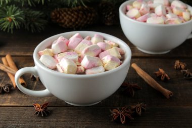 sıcak kakao bir fincan kahverengi ahşap arka plan üzerinde marshmallow ile. Kış. Yeni yıl. Noel
