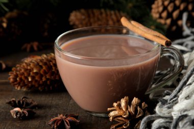 sıcak kakao bir cam bardak kahverengi ahşap arka plan üzerinde. Kış. Yeni yıl. Noel. ağaç hediyeler