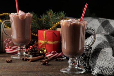 sıcak kakao marshmallows kahverengi ahşap arka plan üzerinde bir cam bardak ile. Kış. Yeni yıl. Noel. ağaç hediyeler