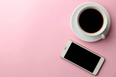 Beyaz smartphone ve parlak pembe bir arka plan üzerinde kahve. yukarıdan görüntülemek