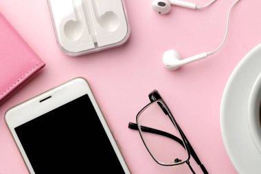 Beyaz smartphone ve bir fincan kahve ve ofis malzemeleri bir parlak pembe. yukarıdan görüntülemek