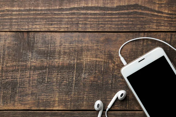 Smartphone Weißes Telefon Mit Kopfhörer Auf Einem Braunen Holztisch Blick — Stockfoto