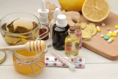 Beyaz ahşap bir masa üzerinde grip ve soğuk ilaçlar için çeşitli ilaçlar... Soğuk. hastalıklar. soğuk. grip.