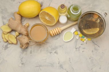 Çeşitli soğuk ilaçlar ve bir beyaz tahta masada soğuk ilaçlar. Soğuk. hastalıklar. soğuk. yukarıdan görüntülemek