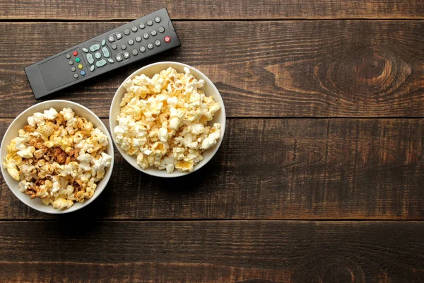 Palomitas Maíz Distancia Sobre Fondo Madera Marrón Concepto Ver Películas — Foto de Stock