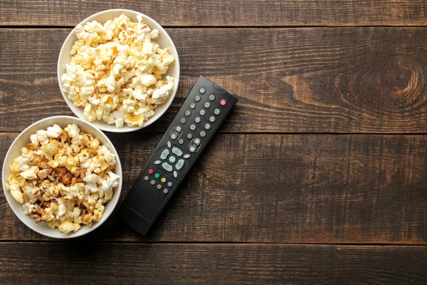 Popcorn Remote Hnědé Dřevěné Pozadí Koncept Sledování Filmů Doma Pohled — Stock fotografie