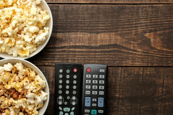 Popcorn Remote Hnědé Dřevěné Pozadí Koncept Sledování Filmů Doma Pohled — Stock fotografie