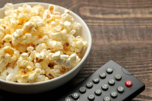 Palomitas Maíz Distancia Sobre Fondo Madera Marrón Concepto Ver Películas — Foto de Stock