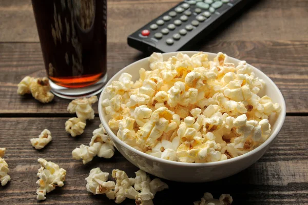 Palomitas Maíz Cola Coca Control Remoto Sobre Fondo Madera Marrón — Foto de Stock