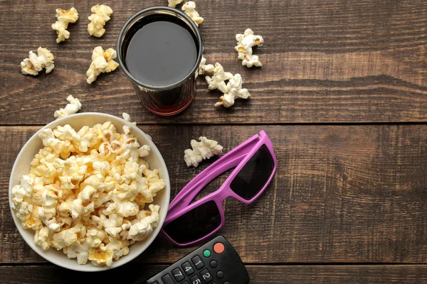 Palomitas Maíz Gafas Control Remoto Sobre Fondo Madera Marrón Concepto — Foto de Stock