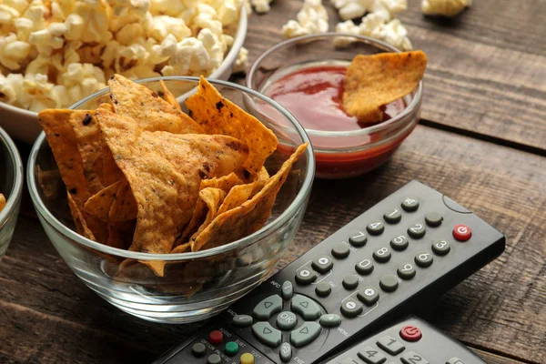 Tortilla Und Popcorn Fernseher Auf Braunem Holzhintergrund Konzept Des Kinobesuchens — Stockfoto