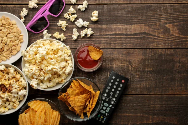 Popcorn Snack Vari Bicchieri Telecomando Sfondo Marrone Legno Concetto Guardare — Foto Stock