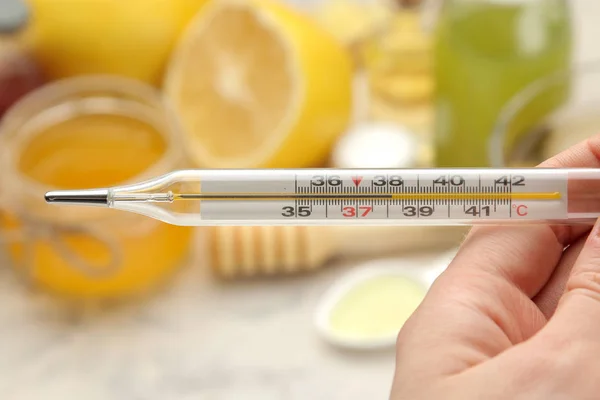 Thermometer Kru Verschiedene Medikamente Für Grippe Und Erkältungsmittel Auf Einem — Stockfoto