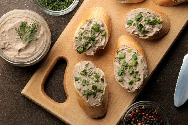 Färsk Hemmagjord Kycklingleversås Kycklinglever Pate Med Gröna Bröd Mörk Bakgrund — Stockfoto