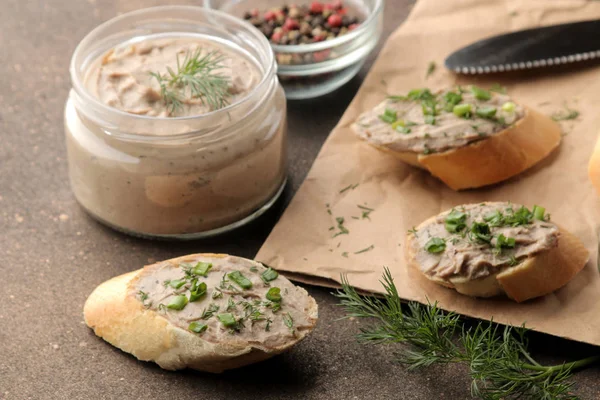 Paté Hígado Pollo Casero Fresco Con Verduras Sobre Pan Sobre — Foto de Stock