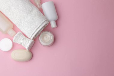Narin pembe bir arka plan üzerinde beyaz ambalaj vücut ve cilt bakım ürünleri. Kişisel hijyen ürünleri. Yukarıdan görüntüleyin. metin için ile yer