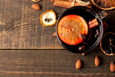 Tarçın ve turuncu renkte cam bardak koyu bir arka plan karşı sıcak mulled şarap. Noel. Yeni yıl. metin için yer ile üstten görünüm