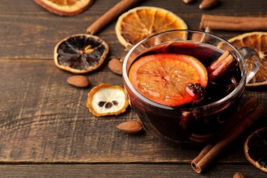 Tarçın ve turuncu renkte cam bardak koyu bir arka plan karşı sıcak mulled şarap. Noel. Yeni yıl.