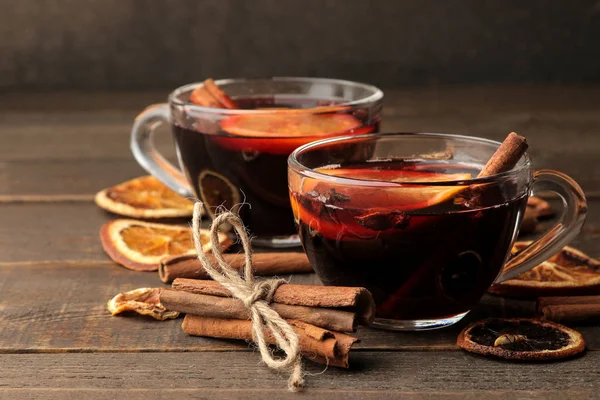 Glühwein Mit Zimt Und Orange Glasbechern Vor Dunklem Hintergrund Weihnachten — Stockfoto