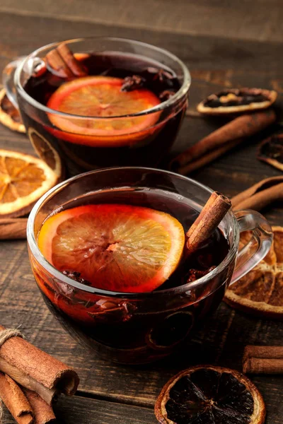 Ζεστό Mulled Κρασί Κανέλα Και Πορτοκάλι Γυάλινα Κύπελλα Σκούρο Φόντο — Φωτογραφία Αρχείου