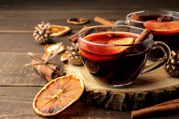 Vinho Quente Com Canela Laranja Copos Vidro Contra Fundo Escuro — Fotografia de Stock