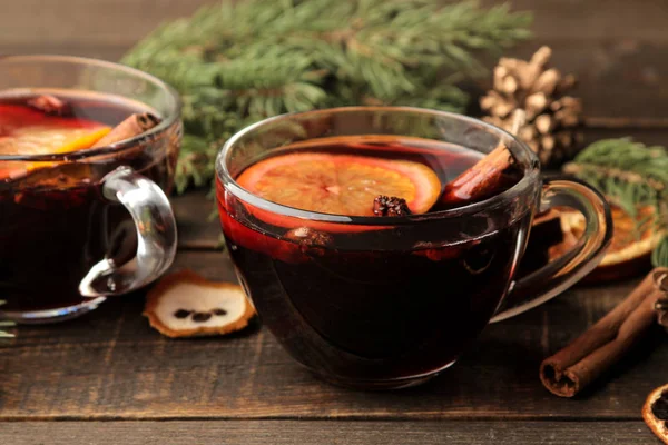 Hot Mulled Wine Cinnamon Orange Glass Cups Christmas Decorations Dark — Stock Photo, Image