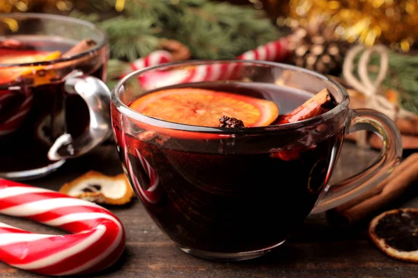 Vinho Quente Com Canela Laranja Copos Vidro Decorações Natal Fundo — Fotografia de Stock