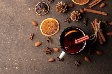 Tarçın ile mulled şarap ve turuncu koyu arka plan üzerinde sıcak. Yukarıdan görüntüleyin. Noel. Yeni yıl.