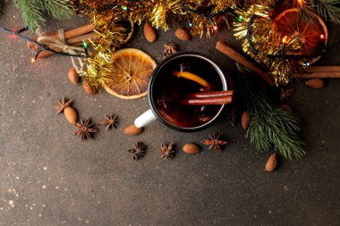 Tarçın ile mulled şarap ve turuncu koyu arka plan üzerinde sıcak. Yukarıdan görüntüleyin. Noel. Yeni yıl.