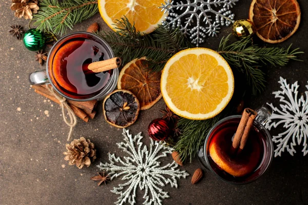Tarçın Ile Mulled Şarap Turuncu Cam Bardak Noel Süsleri Karanlık — Stok fotoğraf