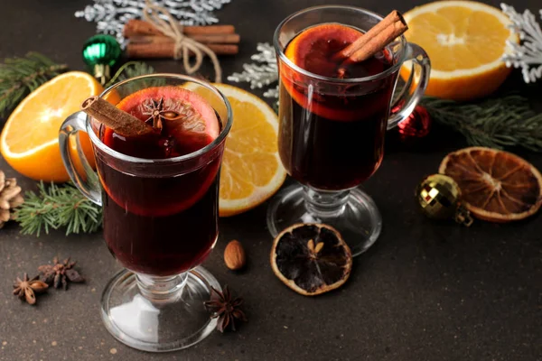 Hot Mulled Wine Cinnamon Orange Glass Cups Christmas Decorations Dark — Stock Photo, Image