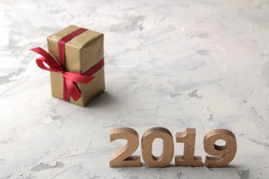 Yeni yıl 2019. Noel. Tatil. Numaraları 2019 ve hafif bir arka plan Christmas hediyeler yakın çekim kompozisyonu
