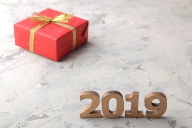 Yeni yıl 2019. Noel. Tatil. Numaraları 2019 ve hafif bir arka plan Christmas hediyeler yakın çekim kompozisyonu