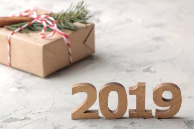 Yeni yıl 2019. Noel. Tatil. Numaraları 2019 ve hafif bir arka plan Christmas hediyeler yakın çekim kompozisyonu