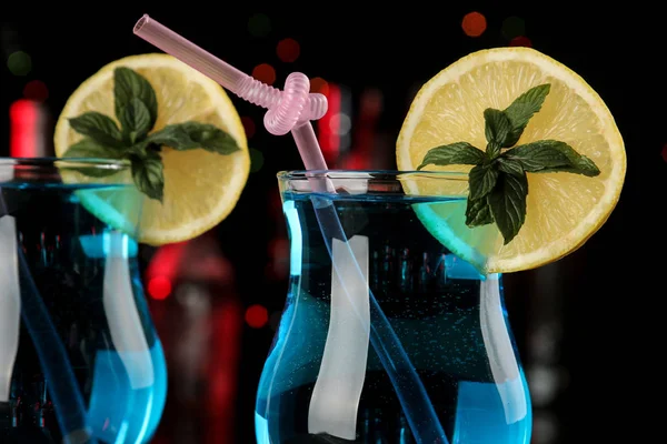 Cocktail Blaue Lagune Cocktailglas Mit Zitrone Und Minze Auf Einem — Stockfoto