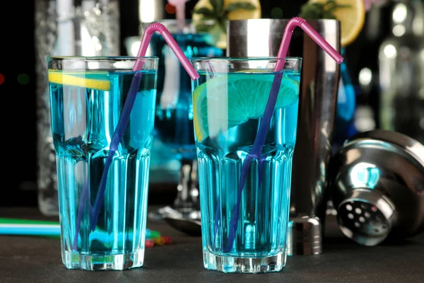 Cocktail Blaue Lagune Cocktailglas Mit Zitrone Und Minze Auf Einem — Stockfoto
