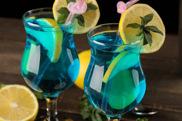 Cocktail Lagon Bleu Dans Verre Cocktail Avec Citron Menthe Sur — Photo