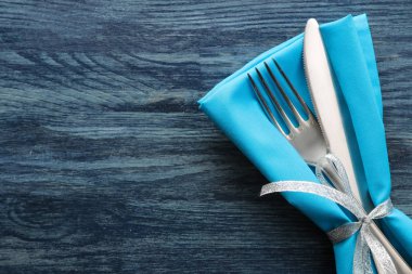 Noel tablo ayarı. Bıçak ve çatal. mavi ahşap bir masa üzerinde. üstten görünüm ile bir yazıt için yer. Yeni yıl. tatil