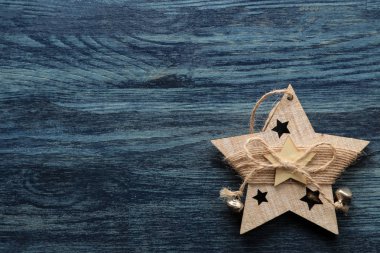 Noel ve yeni yıl ahşap oyuncak mavi ahşap bir masa ile bir yazıt için bir yer. yukarıdan görüntülemek