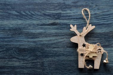 Noel ve yeni yıl ahşap oyuncak mavi ahşap bir masa ile bir yazıt için bir yer. yukarıdan görüntülemek