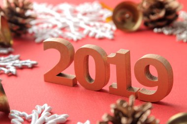 2019 closeup yazıt ve kar taneleri ve kırmızı bir arka plan üzerinde Noel dekor.