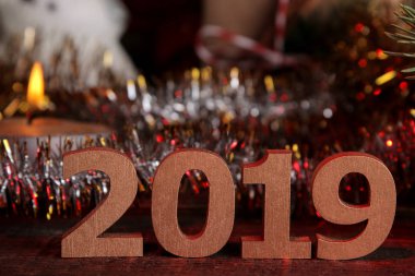 2019 ön ve yılbaşı süsleri kahverengi ahşap arka plan üzerinde rakamlar. Yeni yıl. Noel. tatil