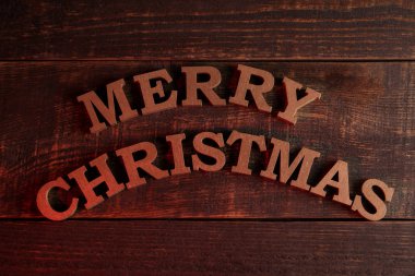 metin mutlu Noeller. kahverengi ahşap arka plan altın harfler. Üstten görünüm yeni yıl. Noel. tatil