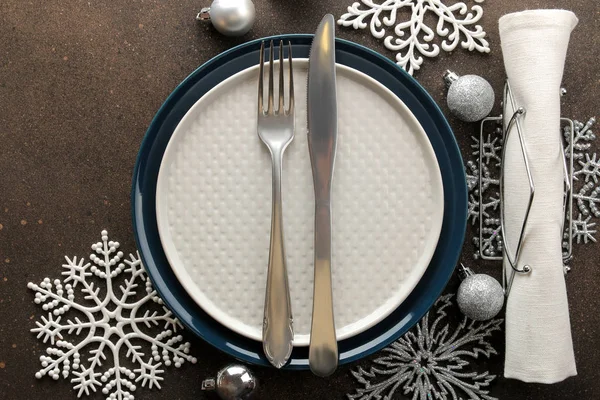 圣诞餐桌设置 叉子和盘子与新年装饰 在一张黑暗的桌子上从上面的意见 新的一年 — 图库照片