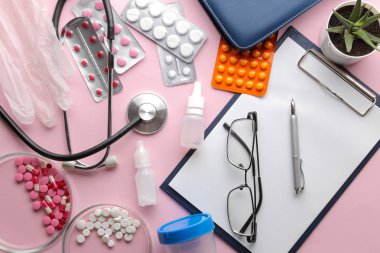 Tablo doktor. Tıbbi ekipman parlak pembe bir arka plan üzerinde. yukarıdan görüntüleyin. Arka plan. Düz yatıyordu