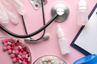 Tablo doktor. Tıbbi ekipman parlak pembe bir arka plan üzerinde. yukarıdan görüntüleyin. Arka plan. Düz yatıyordu