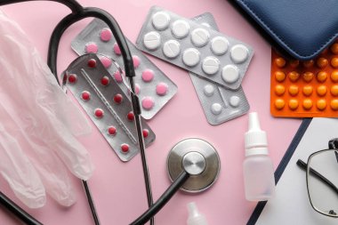 Tablo doktor. Tıbbi ekipman parlak pembe bir arka plan üzerinde. yukarıdan görüntüleyin. Arka plan. Düz yatıyordu