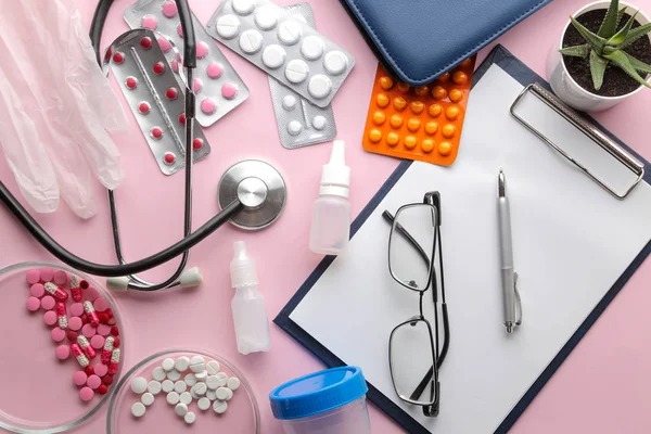 Tablo doktor. Tıbbi ekipman parlak pembe bir arka plan üzerinde. yukarıdan görüntüleyin. Arka plan. Düz yatıyordu
